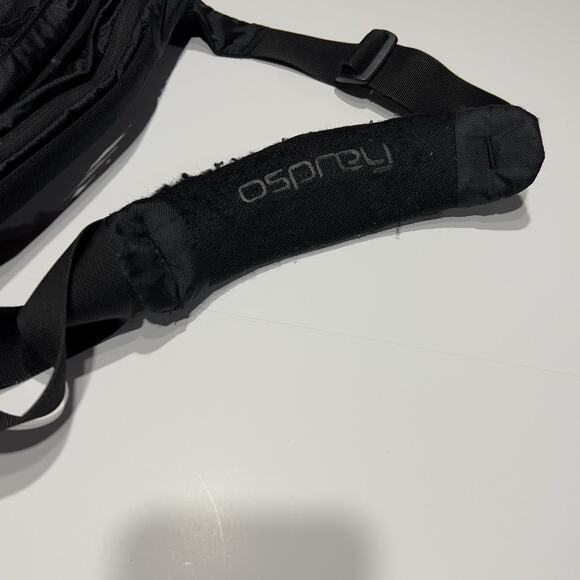 Osprey Ozone Courier Black Messenger Computer Bag 20L 15" Laptop Shoulder Bag - Picture 3 of 9